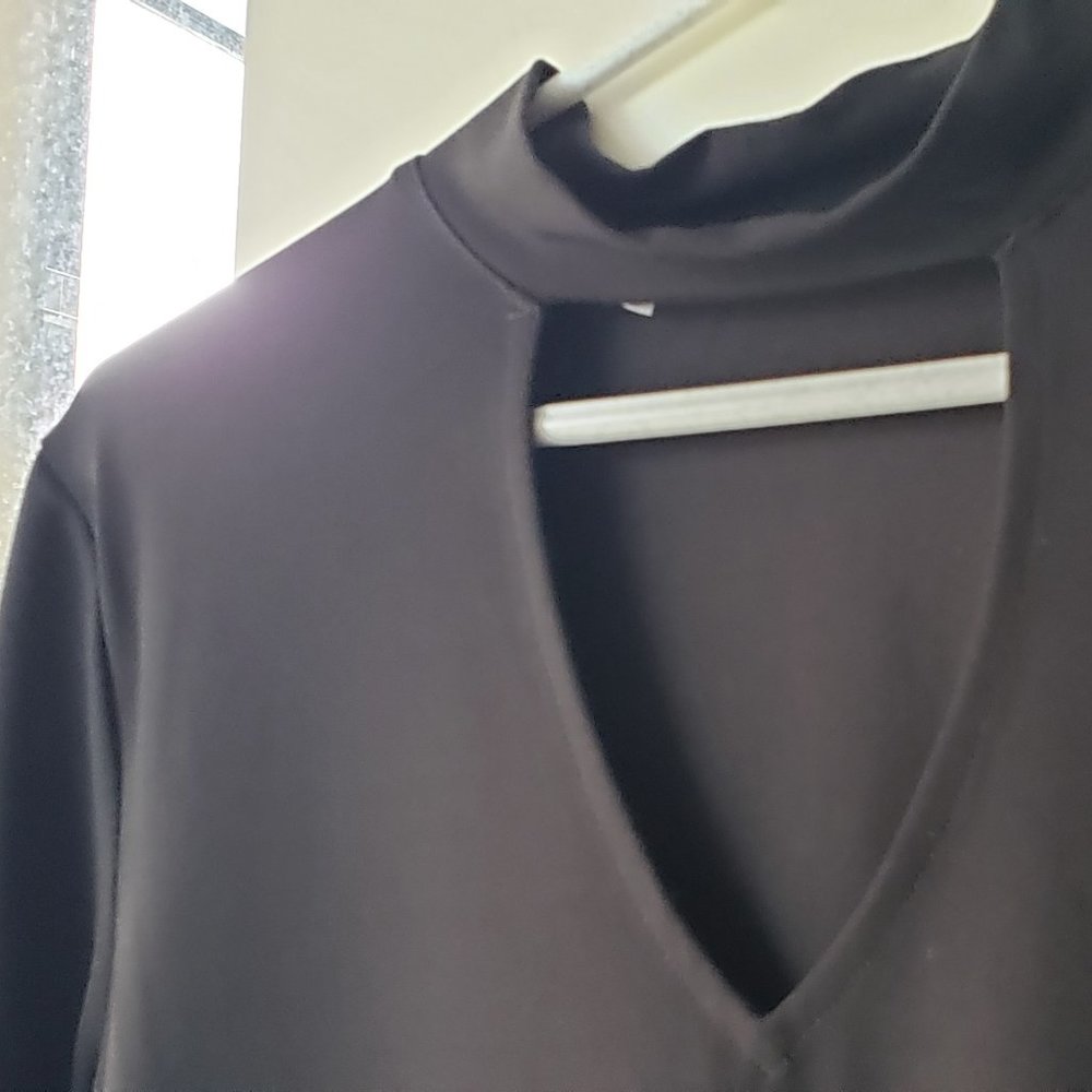 Contemporarine Collection Black Long-Sleeved Cut-Out Choker Top, M